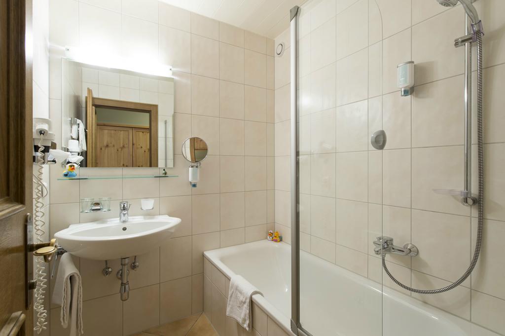 Alpenhotel Valluga Zürs Pokoj fotografie